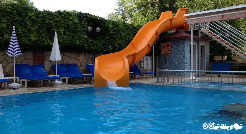 نمای استخر روباز هتل